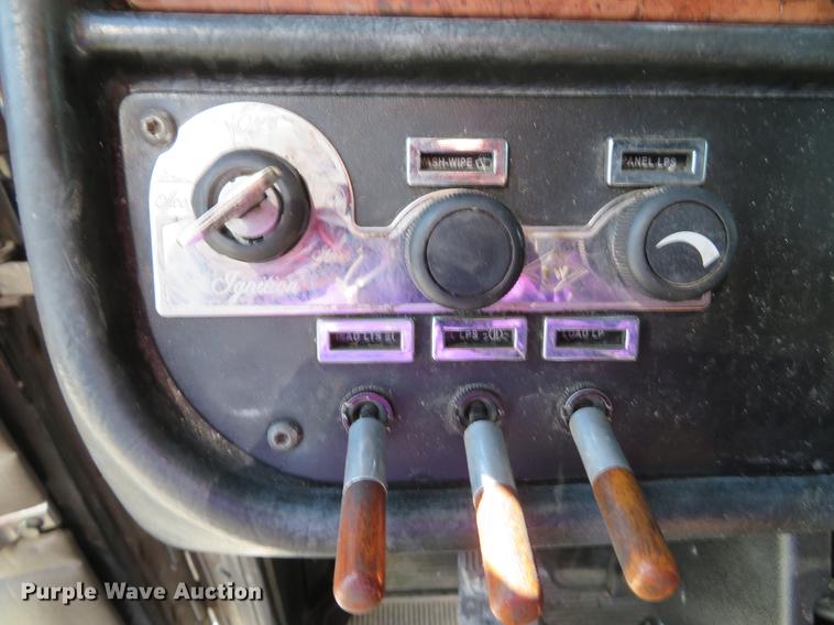 image for item DG3919 2005 Peterbilt 379 semi truck