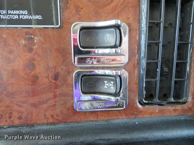 image for item DG3919 2005 Peterbilt 379 semi truck