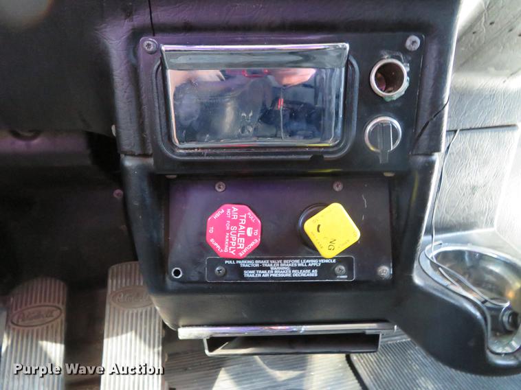 image for item DG3919 2005 Peterbilt 379 semi truck