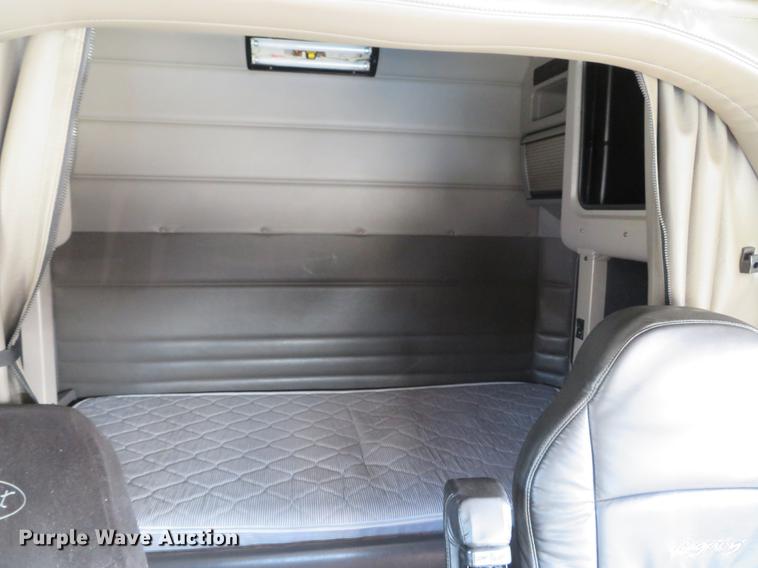 image for item DG3919 2005 Peterbilt 379 semi truck