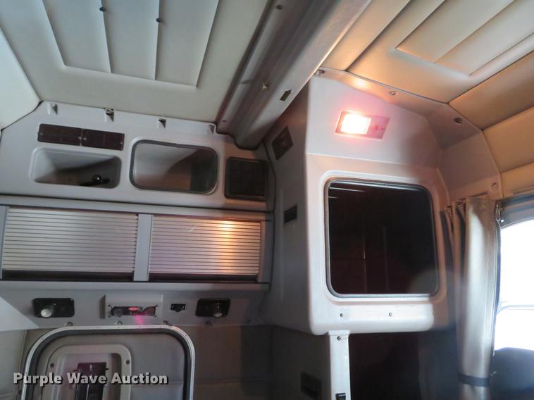 image for item DG3919 2005 Peterbilt 379 semi truck