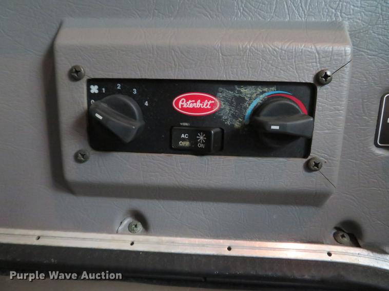 image for item DG3919 2005 Peterbilt 379 semi truck