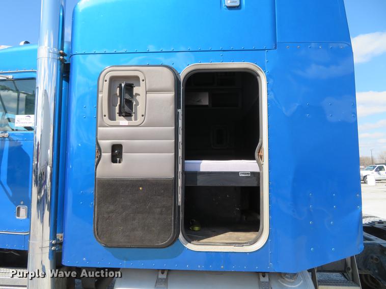 image for item DG3919 2005 Peterbilt 379 semi truck