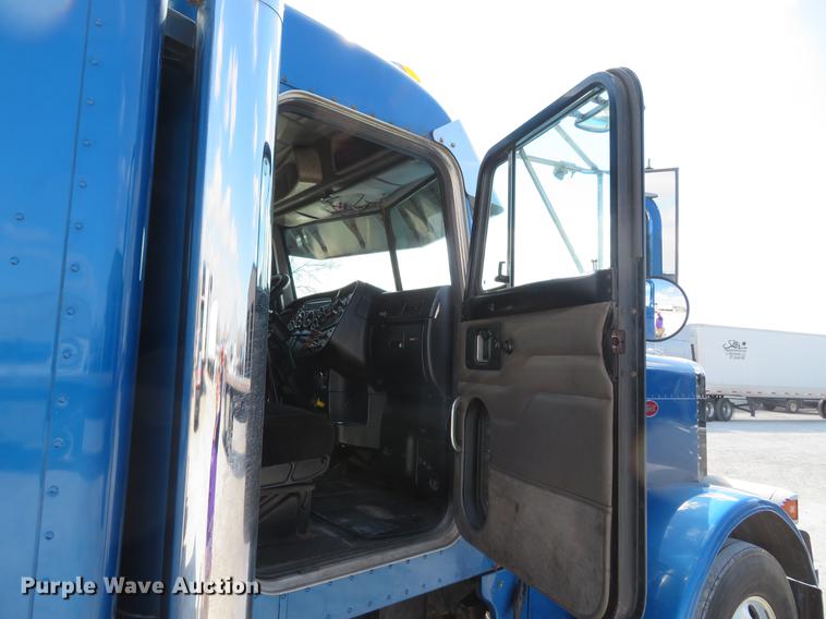 image for item DG3919 2005 Peterbilt 379 semi truck