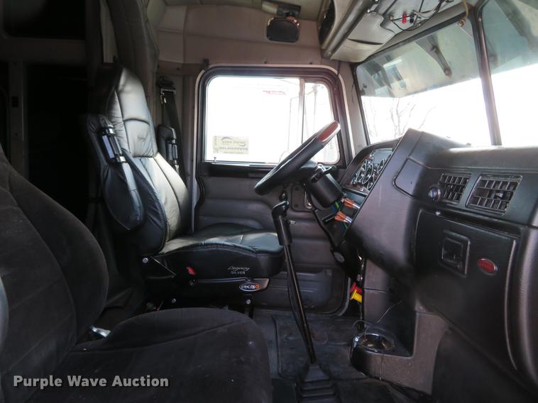 image for item DG3919 2005 Peterbilt 379 semi truck