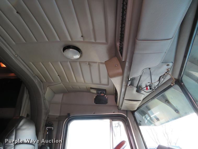 image for item DG3919 2005 Peterbilt 379 semi truck