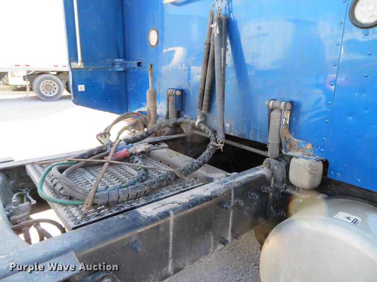 image for item DG3919 2005 Peterbilt 379 semi truck