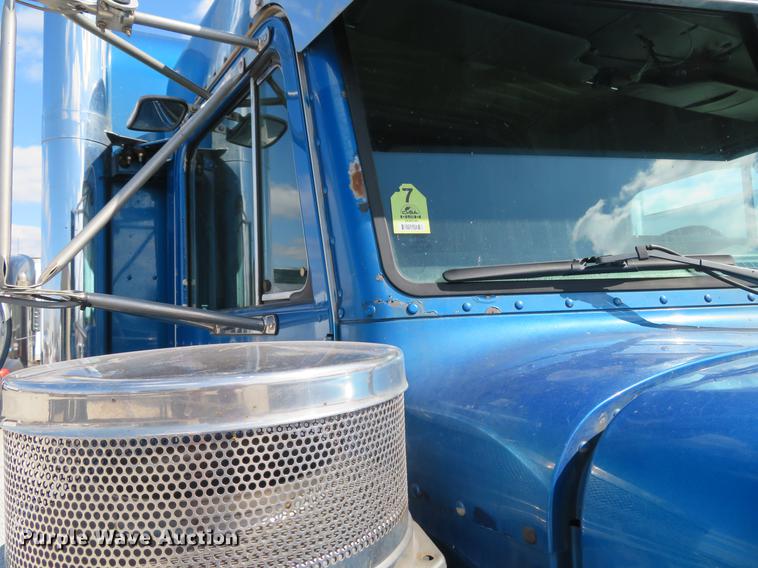 image for item DG3919 2005 Peterbilt 379 semi truck