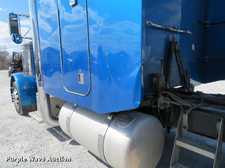 image for item DG3919 2005 Peterbilt 379 semi truck