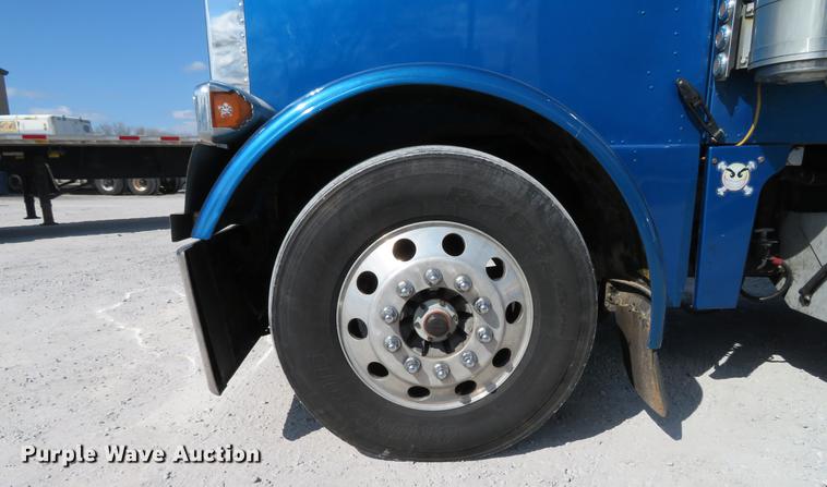 image for item DG3919 2005 Peterbilt 379 semi truck