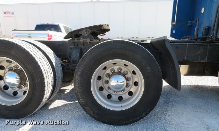 image for item DG3919 2005 Peterbilt 379 semi truck