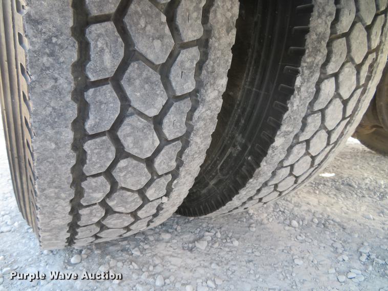 image for item DG3919 2005 Peterbilt 379 semi truck