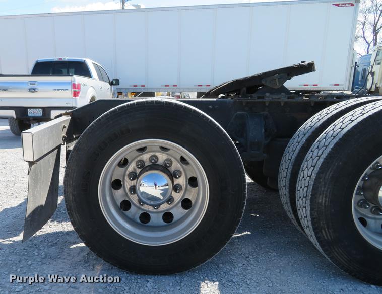 image for item DG3919 2005 Peterbilt 379 semi truck