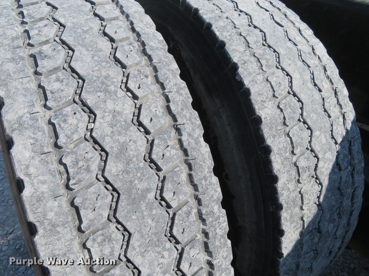 image for item DG3919 2005 Peterbilt 379 semi truck