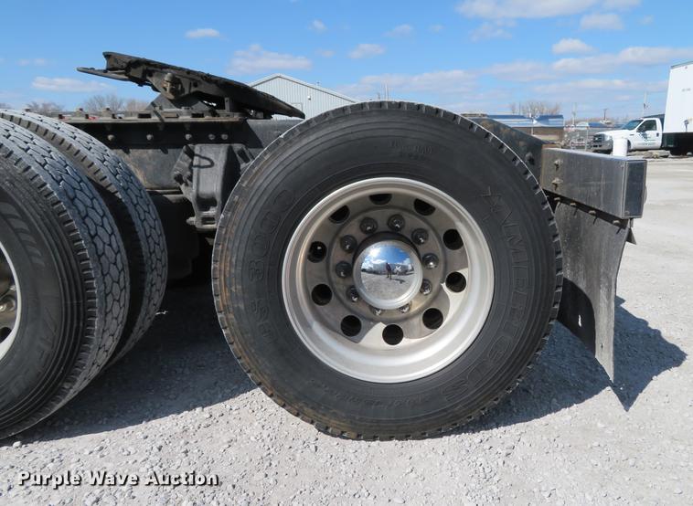 image for item DG3919 2005 Peterbilt 379 semi truck