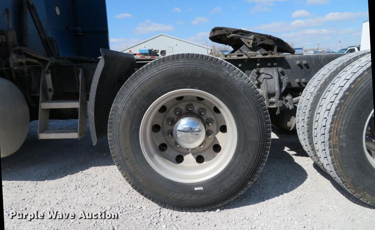 image for item DG3919 2005 Peterbilt 379 semi truck