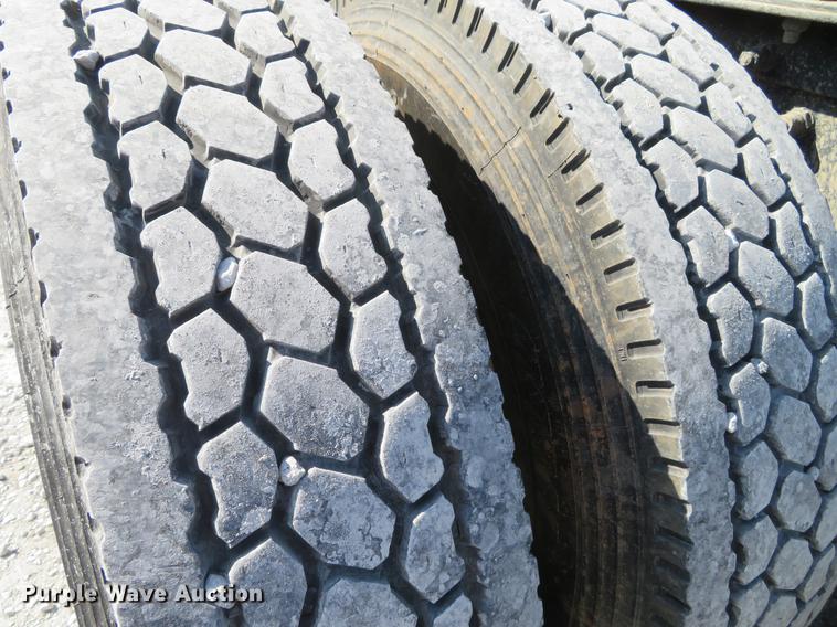 image for item DG3919 2005 Peterbilt 379 semi truck