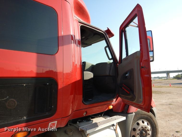 image for item DG5836 2013 International ProStar 122 semi truck