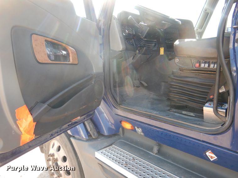 image for item DG5838 2012 International ProStar 122 semi truck