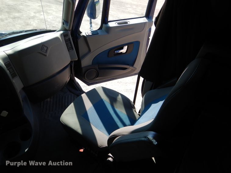 image for item DG5838 2012 International ProStar 122 semi truck