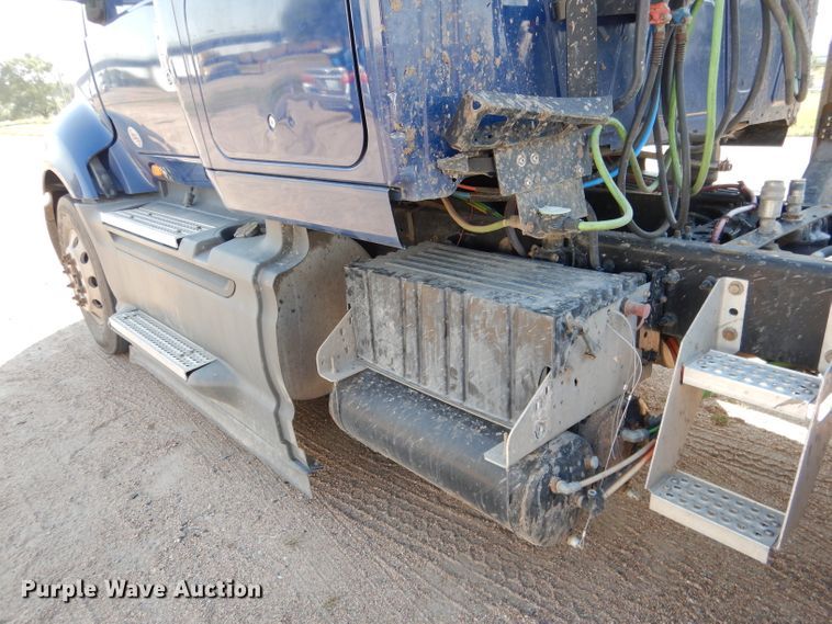 image for item DG5838 2012 International ProStar 122 semi truck