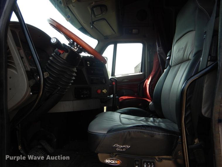 image for item DH6136 2009 Kenworth T2000 semi truck