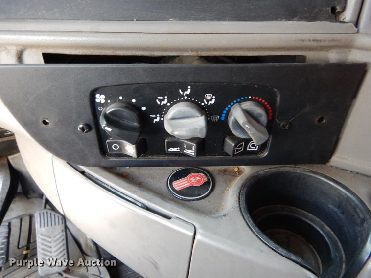 image for item DH6136 2009 Kenworth T2000 semi truck