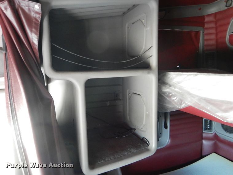 image for item DH6136 2009 Kenworth T2000 semi truck