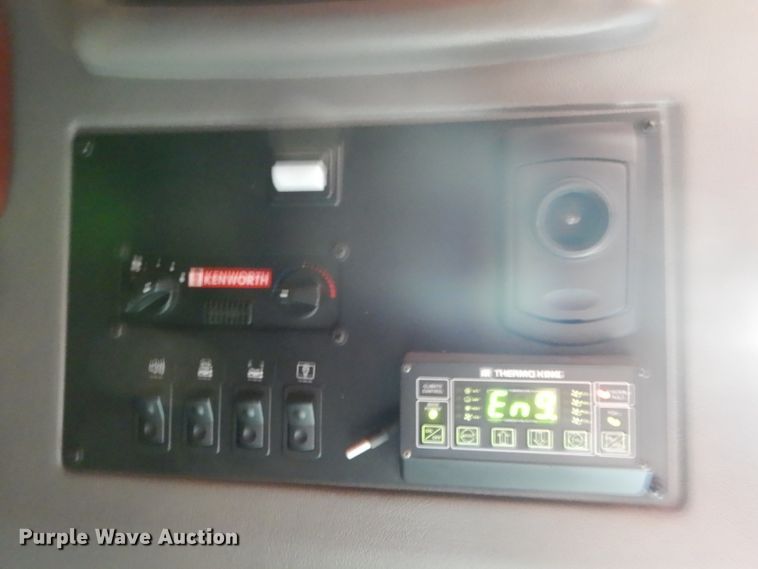 image for item DH6136 2009 Kenworth T2000 semi truck