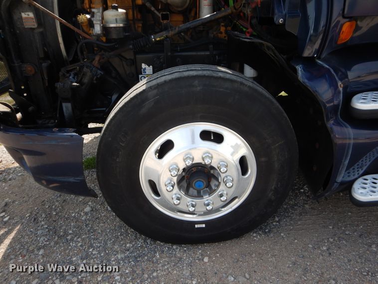 image for item DH6136 2009 Kenworth T2000 semi truck