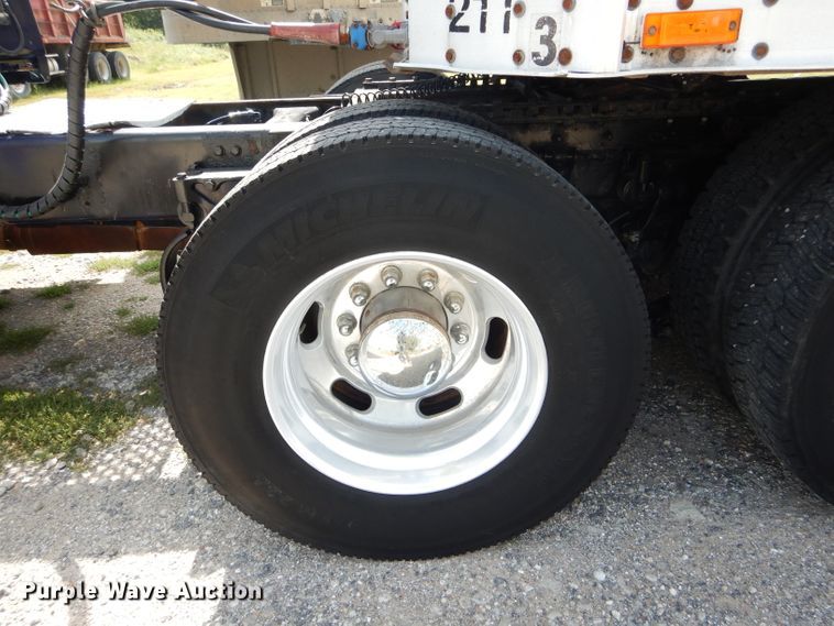 image for item DH6136 2009 Kenworth T2000 semi truck