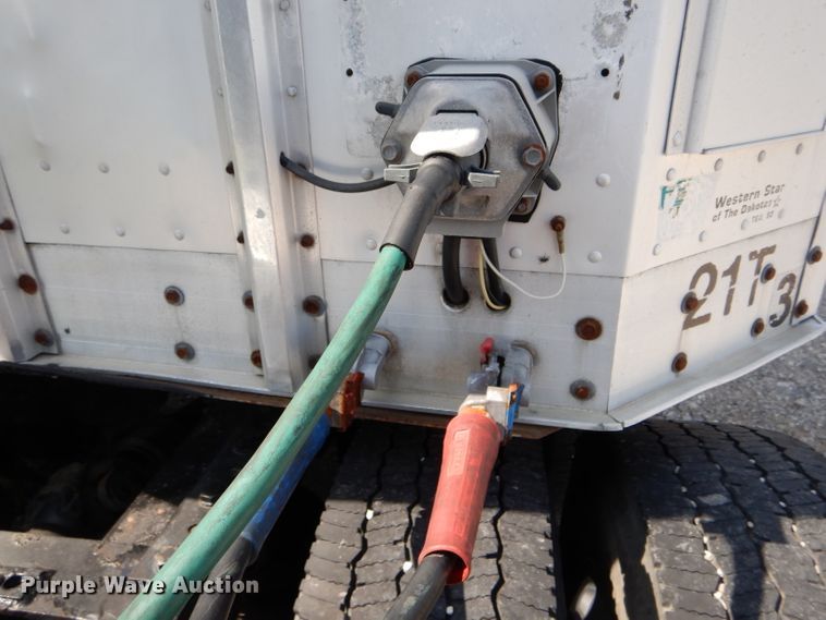 image for item DH6137 2001 Barrett livestock trailer