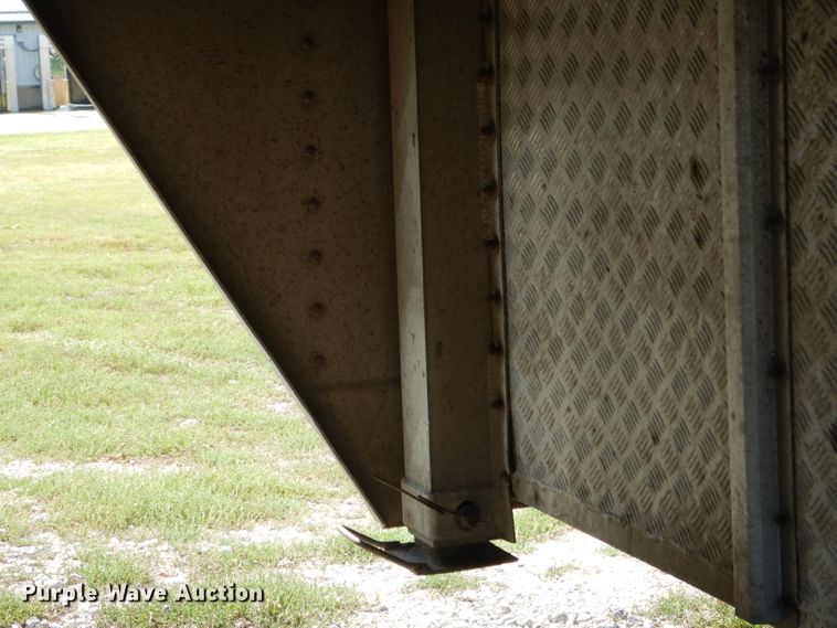 image for item DH6137 2001 Barrett livestock trailer