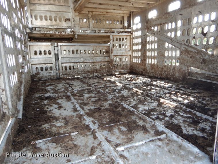 image for item DH6137 2001 Barrett livestock trailer