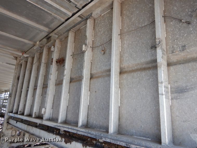 image for item DH6137 2001 Barrett livestock trailer