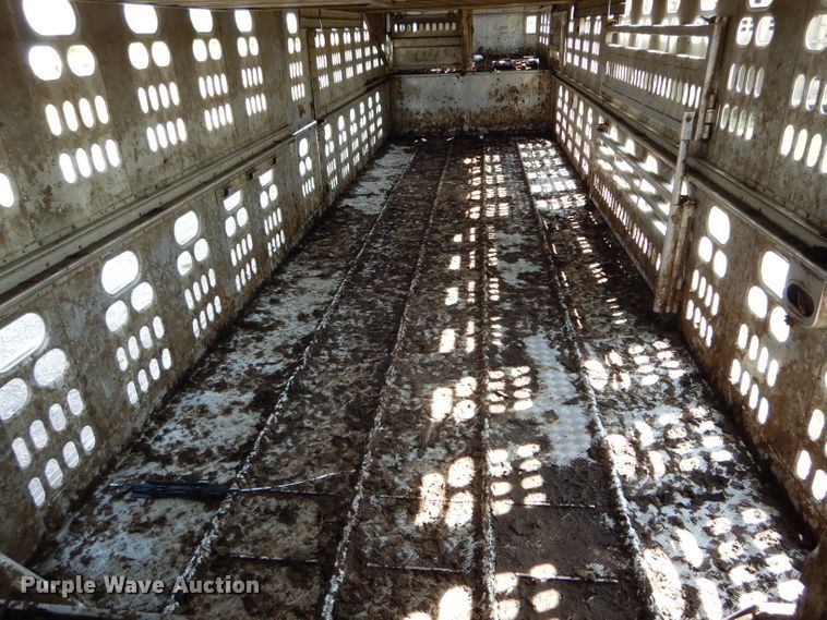 image for item DH6137 2001 Barrett livestock trailer