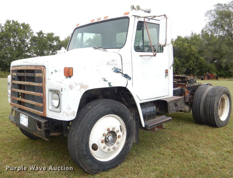 image for item DI2538 1985 International S1900 semi truck