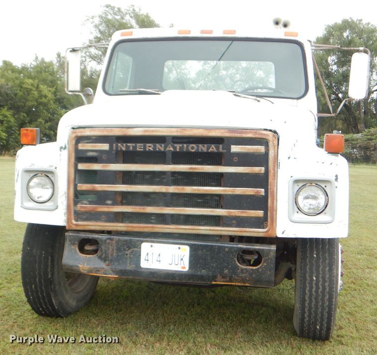 image for item DI2538 1985 International S1900 semi truck