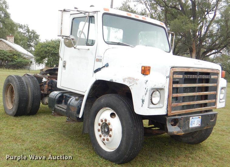 image for item DI2538 1985 International S1900 semi truck