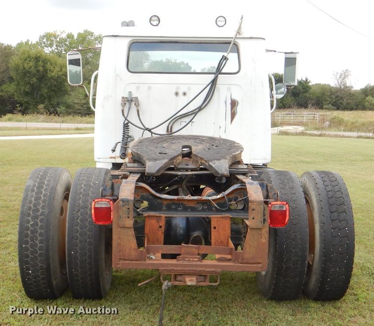 image for item DI2538 1985 International S1900 semi truck