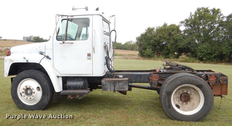 image for item DI2538 1985 International S1900 semi truck