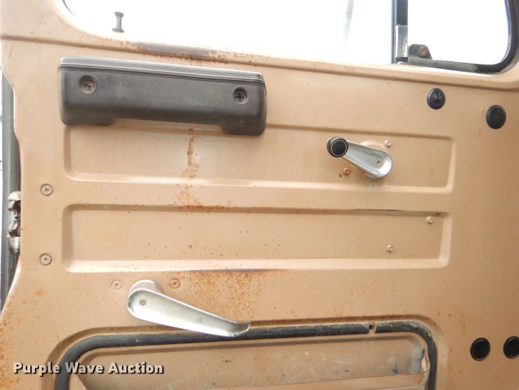 image for item DI2538 1985 International S1900 semi truck