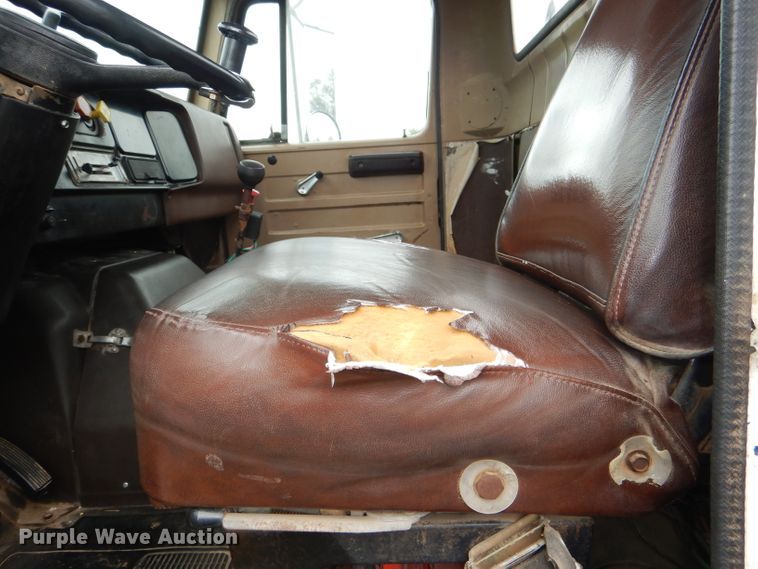 image for item DI2538 1985 International S1900 semi truck