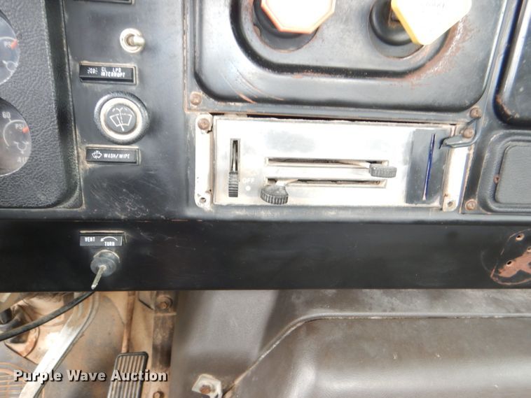 image for item DI2538 1985 International S1900 semi truck