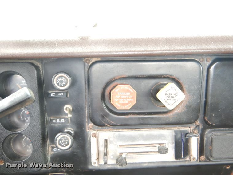 image for item DI2538 1985 International S1900 semi truck