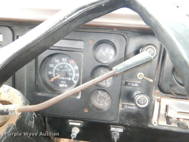 image for item DI2538 1985 International S1900 semi truck