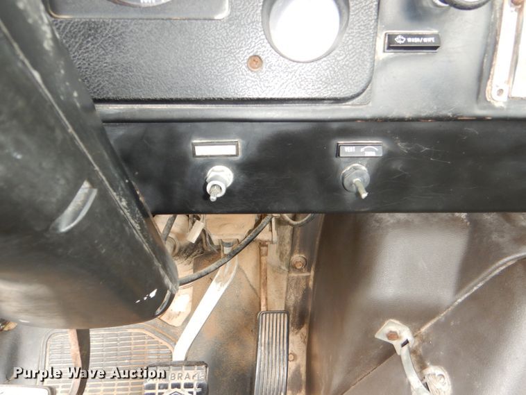 image for item DI2538 1985 International S1900 semi truck