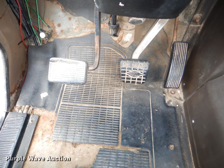 image for item DI2538 1985 International S1900 semi truck