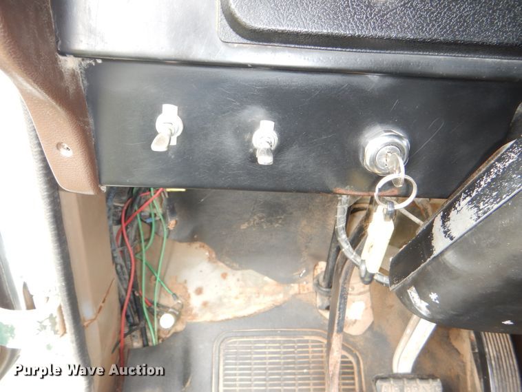 image for item DI2538 1985 International S1900 semi truck