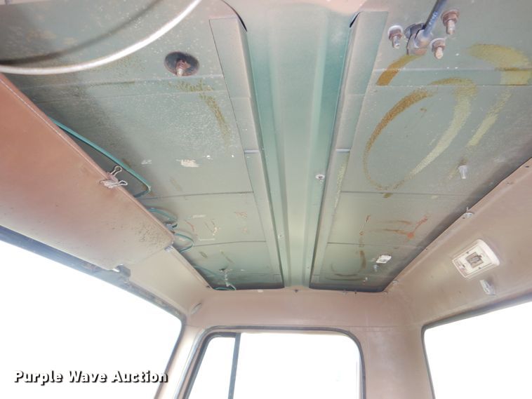 image for item DI2538 1985 International S1900 semi truck